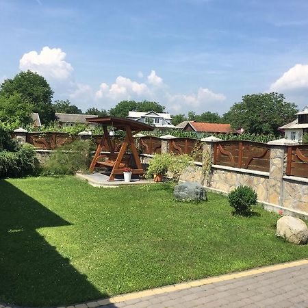 Vacation Home Yabluniv Bagian luar foto