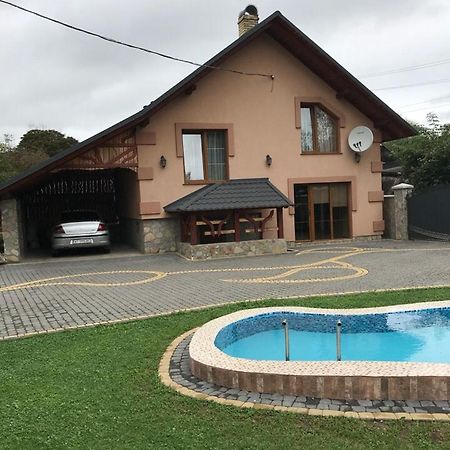 Vacation Home Yabluniv Bagian luar foto