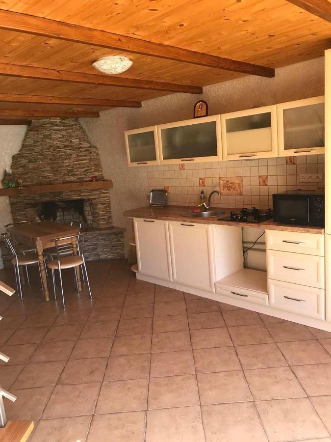 Vacation Home Yabluniv Bagian luar foto