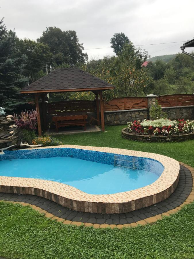 Vacation Home Yabluniv Bagian luar foto