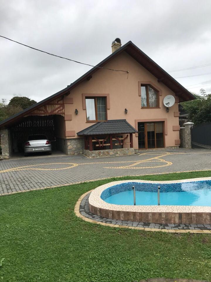 Vacation Home Yabluniv Bagian luar foto